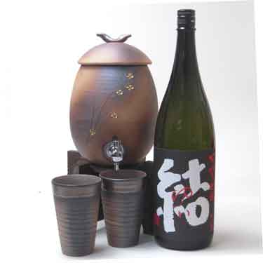 信楽焼・明山窯 焼酎サーバー 火色金小紋 2200ｃｃ 24,800円備前金彩焼酎ペアカップ大 6,300円【限定】濱田酒造 芋焼酎 結（ゆい）芋芋焼酎 28度 1800ｍｌ 3680円合計34780