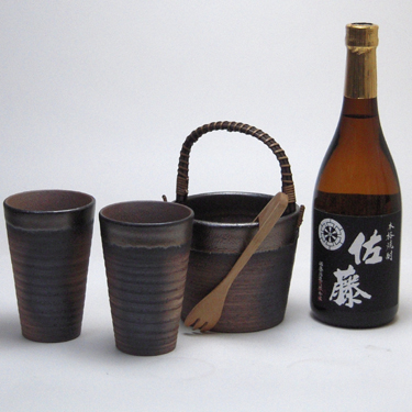 備前金彩焼酎ペアカップ大 6,300円備前金彩焼酎氷りいれ 6,300円手づくり竹トング 1,280円本格芋焼酎 佐藤 黒720ｍｌ 6,000円合計 19,880円⇒15,9８０円しかも送料無料！ 